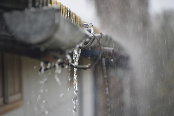 Loodgieters worden overspoeld met werk door aanhoudende regenval